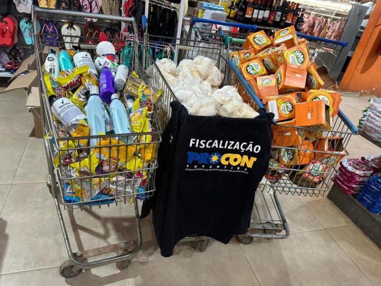 Fiscalização apreende quase 1.300 produtos vencidos em apenas um supermercado de Paraíso