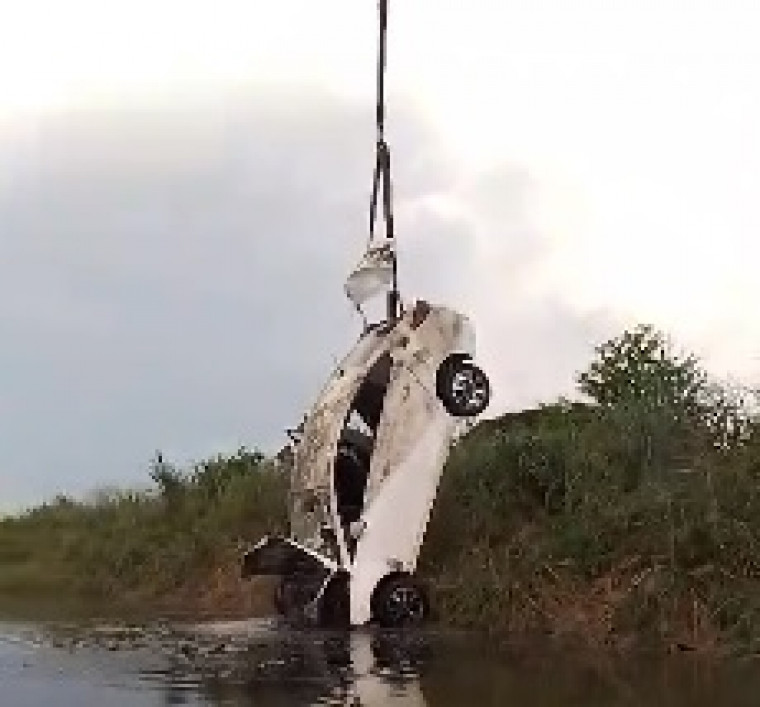 Carro de PM aposentado é encontrado dentro de lagoa onde corpo foi achado boiando há 20 dias