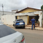 Carro derruba muro de casa ao desviar de caminhonete que invadiu a preferencial em Araguaína