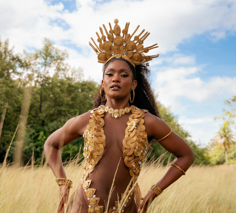 Madrinha de escola de samba do Rio usa coroa de capim dourado e destaca mulheres do Jalapão