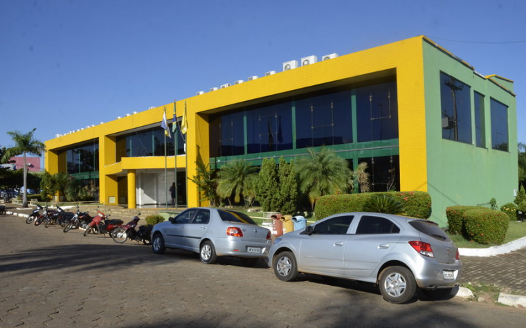 No primeiro ato de 2024, Ronivon sanciona leis e anuncia transporte coletivo gratuito em Luzimangues