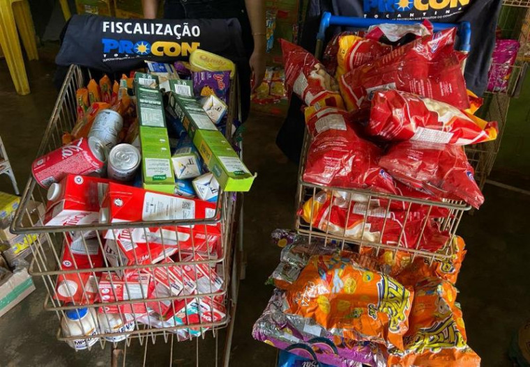 Supermercado de Palmas é flagrado com centenas de produtos vencidos, alguns desde 2020