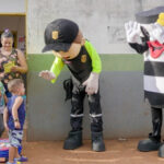 Mascotes do trânsito fazem blitz educativa na frente de escolas em Araguaína e crianças se divertem