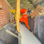 Caminhão munck é usado para resgatar jovem prensado por placa gigante de concreto no Daiara