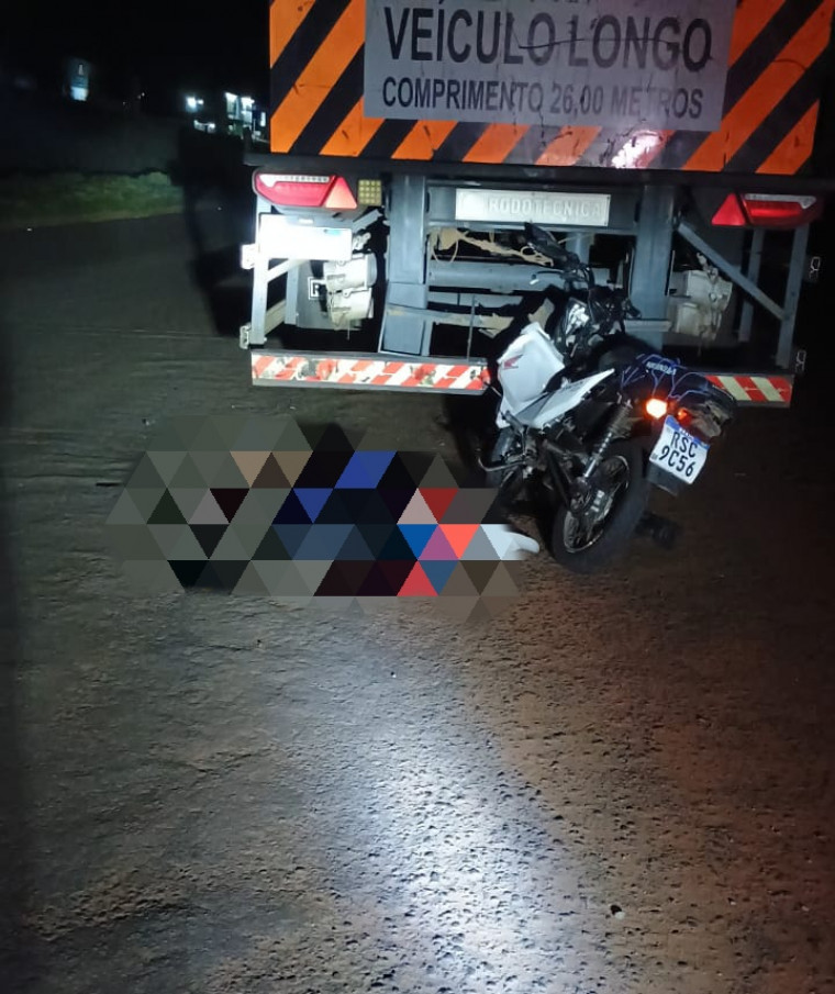 Jovem morre após colidir moto na traseira de caminhão estacionado em avenida de Araguaína