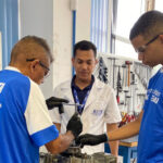 Avô e neto estudam juntos curso de mecânica de motos com sonho de abrir o próprio negócio