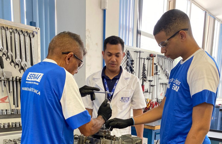 Avô e neto estudam juntos curso de mecânica de motos com sonho de abrir o próprio negócio