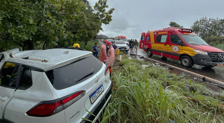 Carro derrapa na pista e provoca acidente com outros dois veículos na TO-080; idoso morre