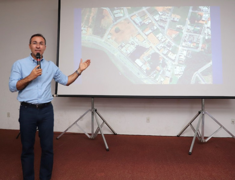 Vendedores ambulantes vão ficar no calçadão da Via Lago até a construção de Praça de Alimentação