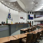 Bastidores da Aleto: conversa sobre nota fria, visita de prefeito, 'amor perfeito' e estética de gabinetes