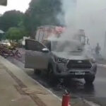 Caminhonete Hilux pega fogo no centro de Araguaína e populares ajudam no combate às chamas