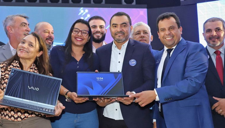 Governo entrega 14 mil notebooks para diretores, professores, orientadores e coordenadores