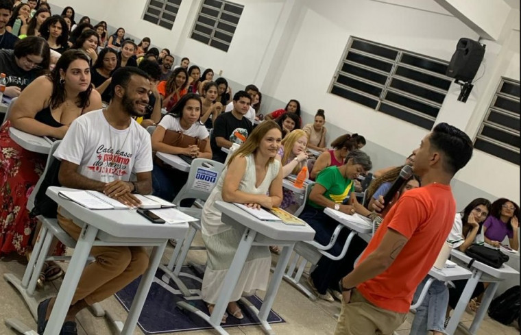 Humorista tocantinense Vinícius Martins faz palestra show em faculdade particular de Araguaína