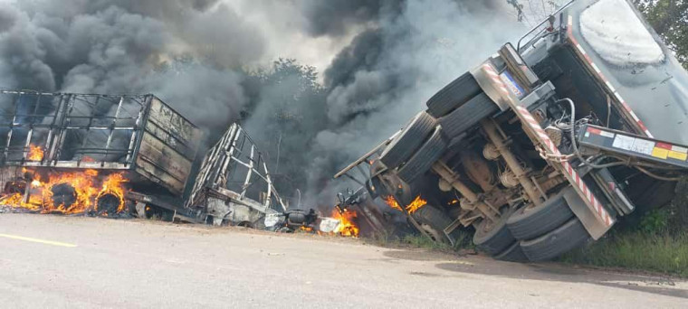 Duas carretas pegam fogo após batida de frente e ficam destruídas; motoristas são socorridos