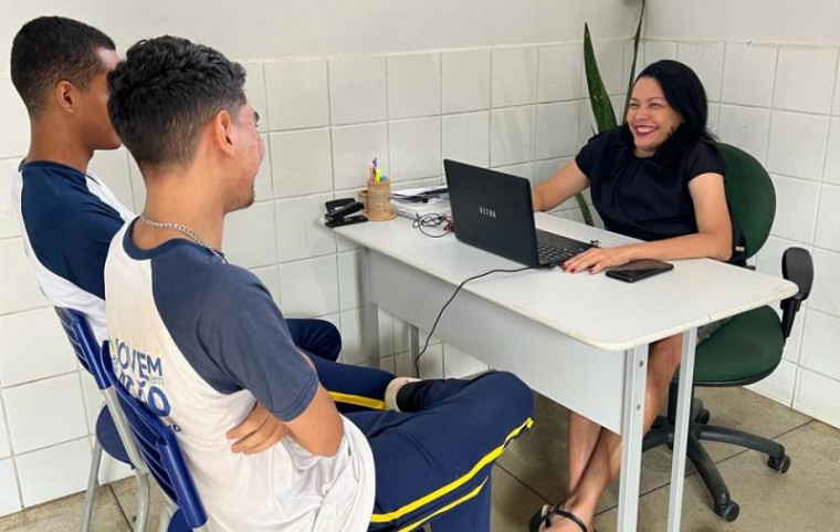 Educadora acometida por escoliose grave congênita dá exemplos de superação e amor à vida