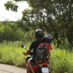 Transportar crianças menores de 10 anos em motos prevê suspensão imediata do direito de dirigir