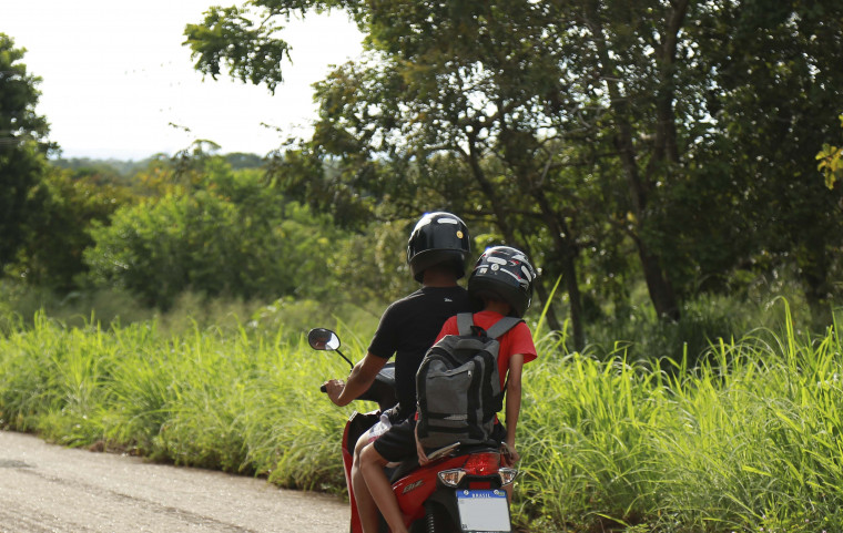 Transportar crianças menores de 10 anos em motos prevê suspensão imediata do direito de dirigir