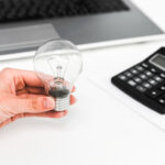 Serasa dá auxílio de R$ 100 para quem pagar contas de água, energia, gás, telefone e internet