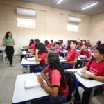 Governo reajusta salário de professores para R$ 8,2 mil, e vale-alimentação chega a R$ 1.500