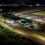 Aeronave da FAB sobrevoa aeroporto de Araguaína durante a noite para atestar iluminação da pista