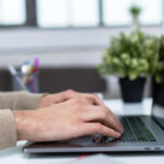 Empresa de aluguéis por temporada contrata jovens para trabalho 100% remoto; inscreva-se