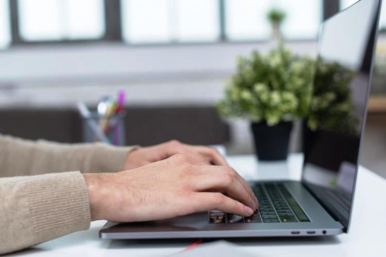 Empresa de aluguéis por temporada contrata jovens para trabalho 100% remoto; inscreva-se