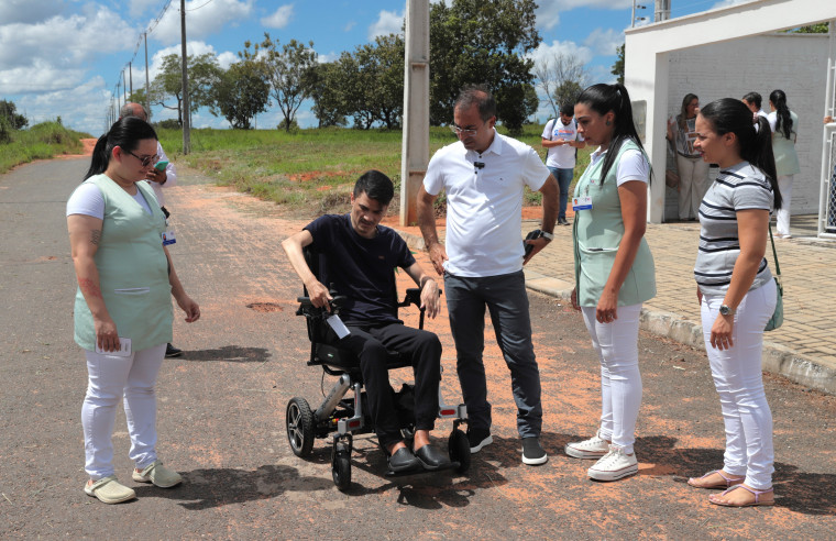 Empreendedor que perdeu movimentos do corpo após mergulho ganha cadeira de rodas motorizada