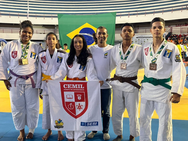 Estudantes que treinam judô na própria escola conquistam vagas para o campeonato brasileiro