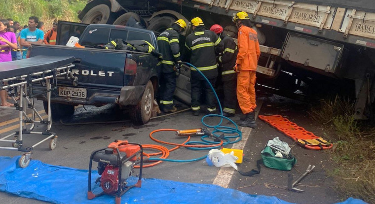 Casal fica preso na cabine após colisão entre camionete e carreta em trecho perigoso da TO-335