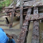 Ponte precária quebra com veículo do IBGE em cidade onde prefeitura gastou R$ 850 mil com show