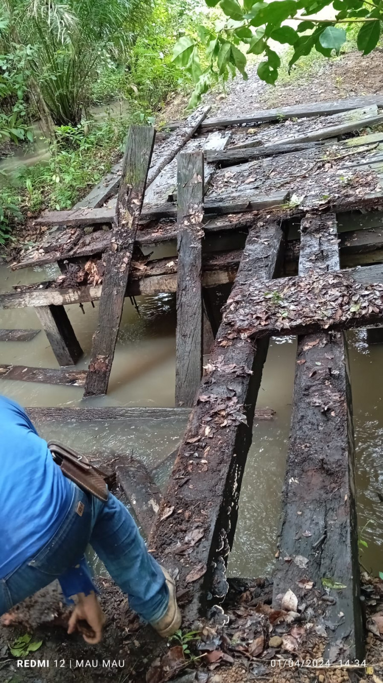 Ponte precária quebra com veículo do IBGE em cidade onde prefeitura gastou R$ 850 mil com show