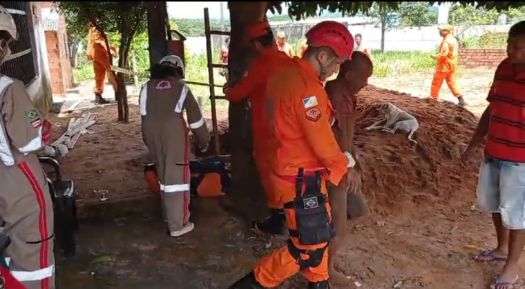 Trabalhador tem parte do corpo soterrado após desmoronamento durante escavação de fossa