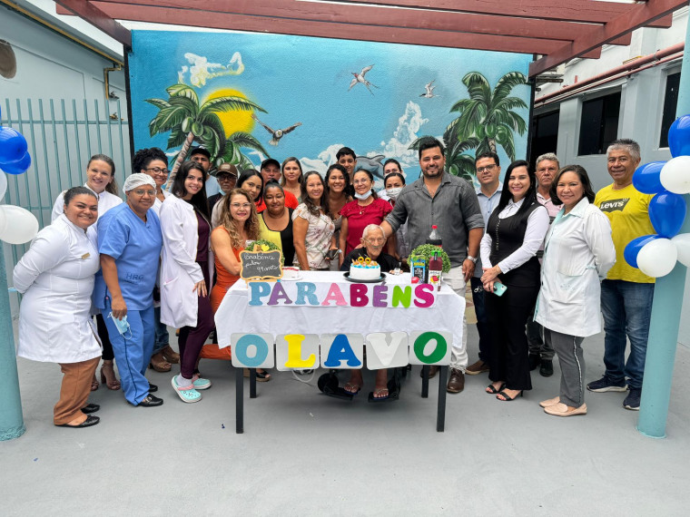 Paciente completa 99 anos de vida internado em hospital e família promove festa de aniversário