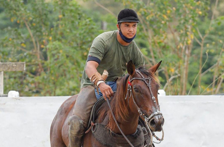 Vaqueiro e cavalo morrem após descarga elétrica em caminhão durante vaquejada no Tocantins