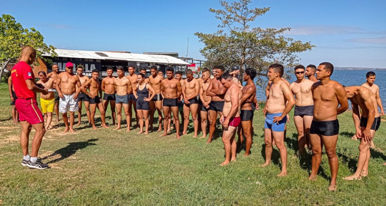 Corpo de Bombeiros vai formar 360 guarda-vidas civis para atuar na temporada de praia