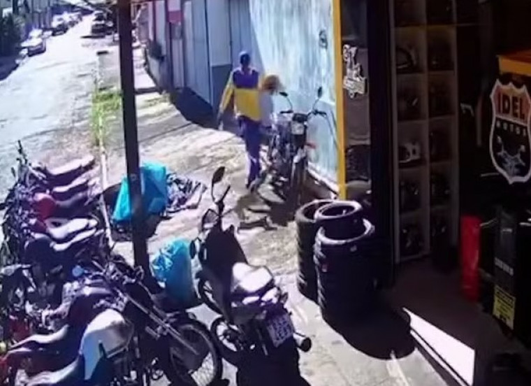 Carteiro flagrado chutando cachorro é identificado pela polícia e pode pegar até 5 anos de prisão
