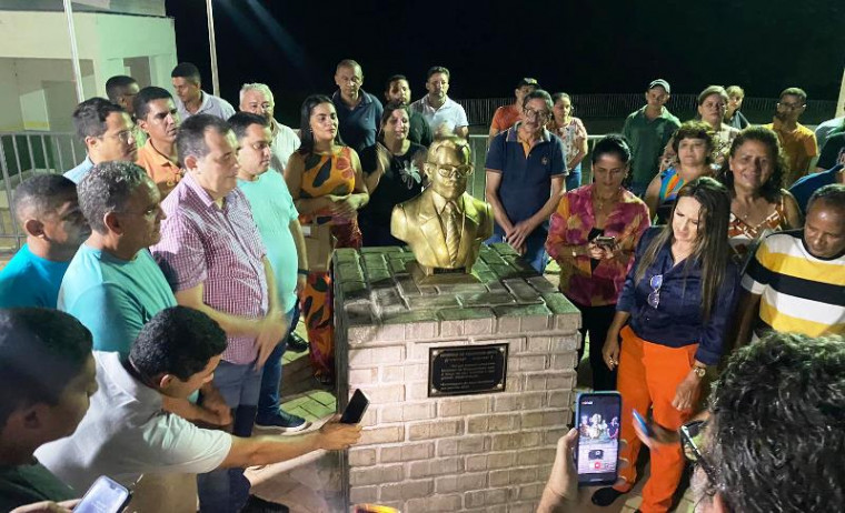 Babaçulândia ganha busto de bronze em homenagem ao fundador da cidade; conheça história