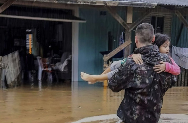 Cuidado com chaves Pix falsas: novo golpe lesa doadores às vítimas das enchentes no Sul