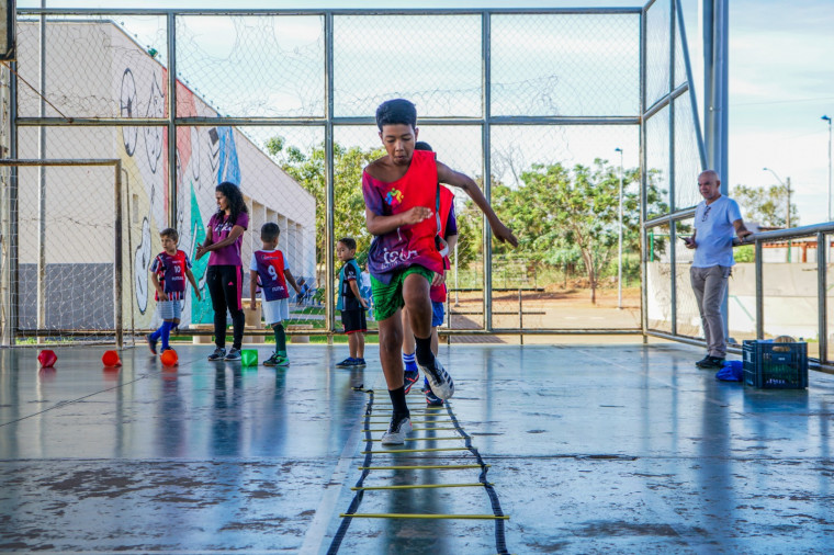 Kits esportivos beneficiam mais de 800 crianças e adolescentes em diversos bairros de Araguaína
