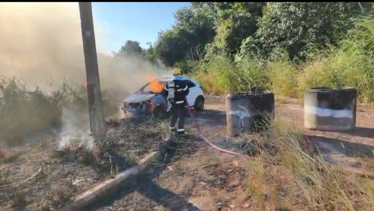 Veículo pega fogo e motorista sofre queimaduras enquanto trafegava em setor de Araguaína
