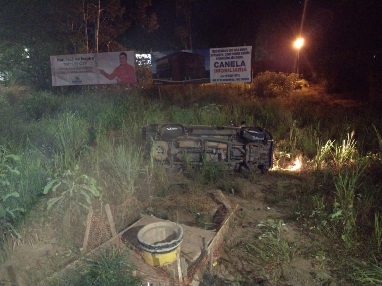 Jovem perde controle da direção e capota caminhonete em cruzamento de avenidas em Araguaína