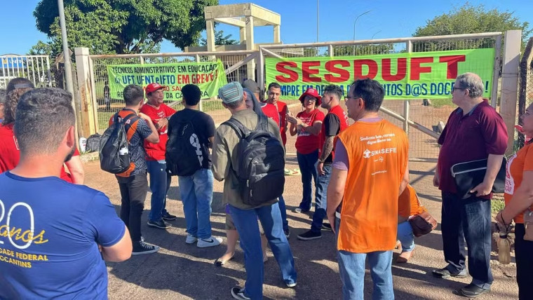 Servidores da UFT entram em greve e fecham portões no campus de Palmas; ato gera confusão