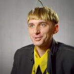 Conheça Neil Harbisson, o primeiro ser humano a ser considerado um ciborgue