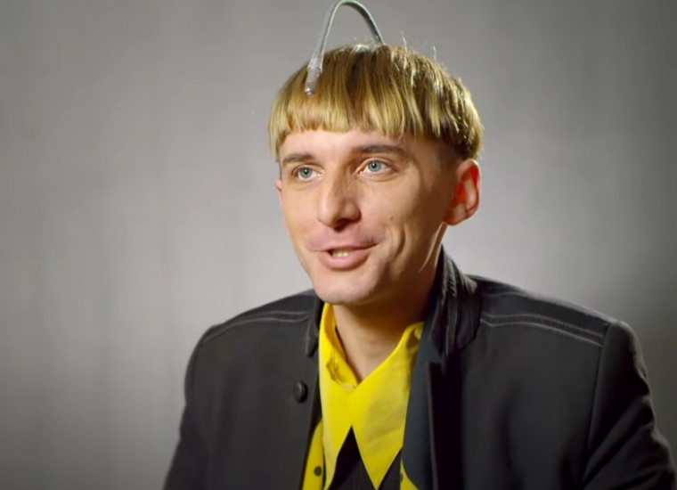 Conheça Neil Harbisson, o primeiro ser humano a ser considerado um ciborgue