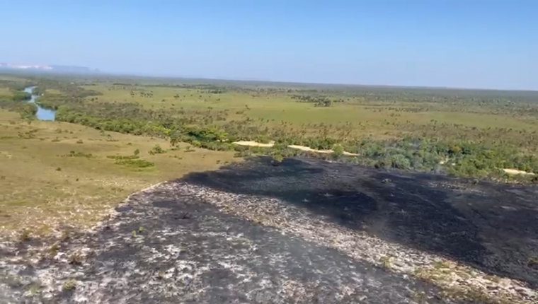 Com apoio de helicóptero, brigadistas apagam incêndio que ameaçava capim dourado no Jalapão