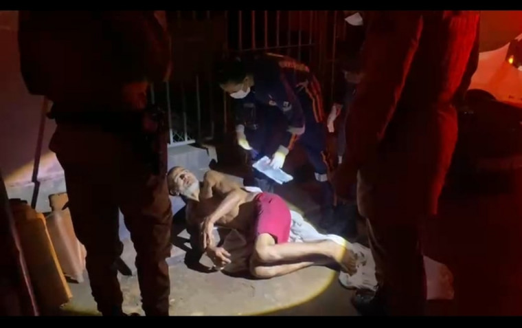 Homens são esfaqueados por garoto de 17 anos por causa de arma de fabricação artesanal