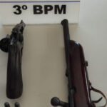 Homem é preso com duas armas após tentativa de homicídio em distribuidora de bebidas