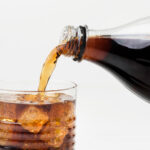 Os efeitos terríveis da Coca-Cola: bebida tem muito açúcar, cafeína e aditivos químicos