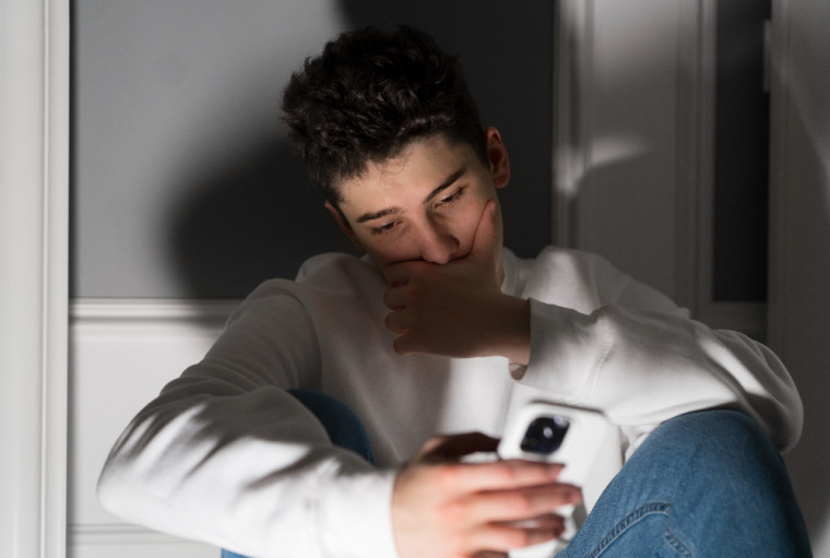 Quer passar menos tempo no celular em 2025? Confira dicas de especialistas