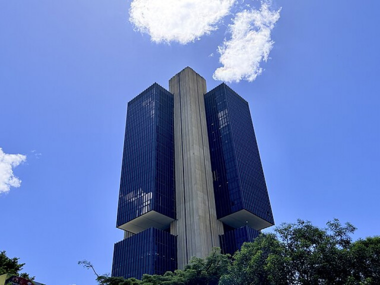 Selic sobe para 12,25%: surpresa no mercado financeiro e alerta para o setor produtivo